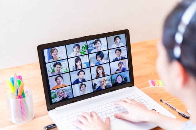 オンライン会議をしている人の写真