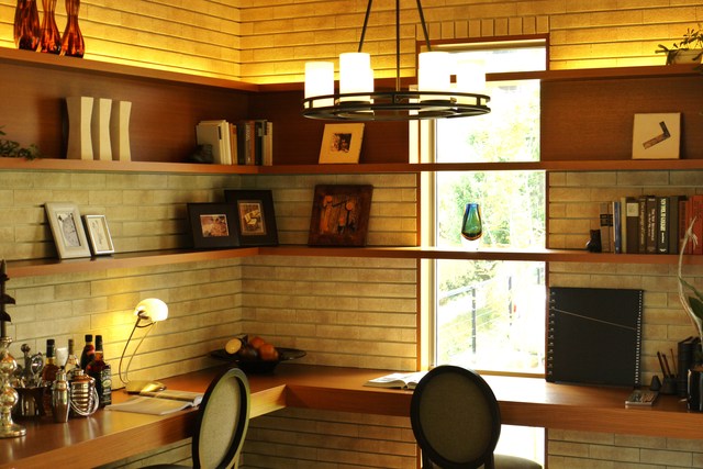 飾り棚と間接照明でおしゃれな雰囲気のワークスペースの写真
