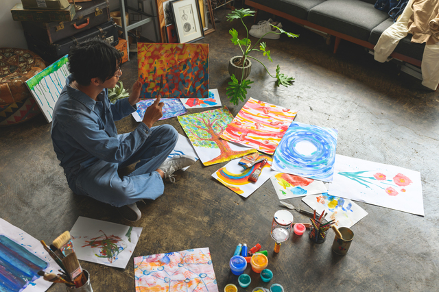 床で絵を描く人の写真