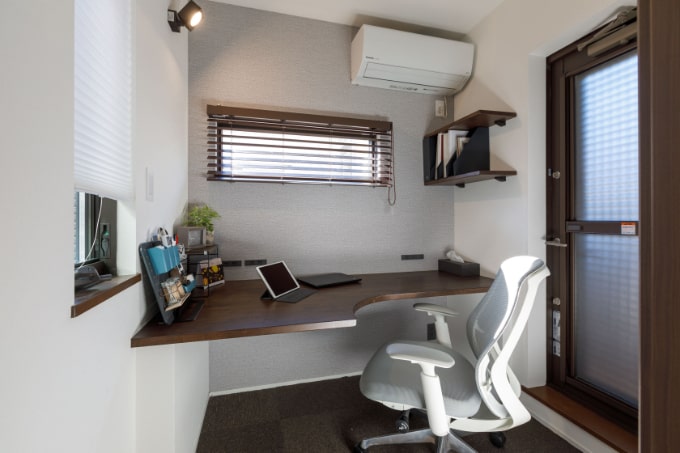 三面採光のワークスペースの写真