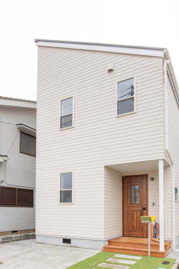 上げ下げ窓を取り付けた家の写真