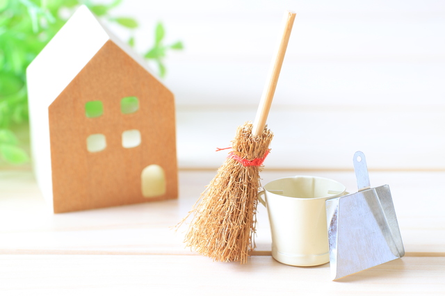 家と掃除道具の写真