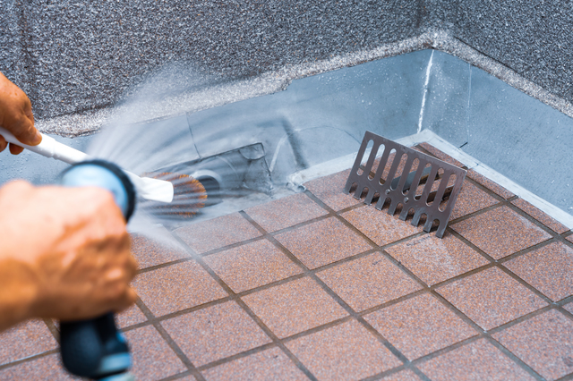 バルコニーを掃除する人の写真