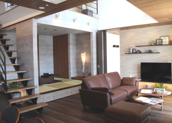 空間の間仕切りや収納の扉にハイドアを採用した空間の写真