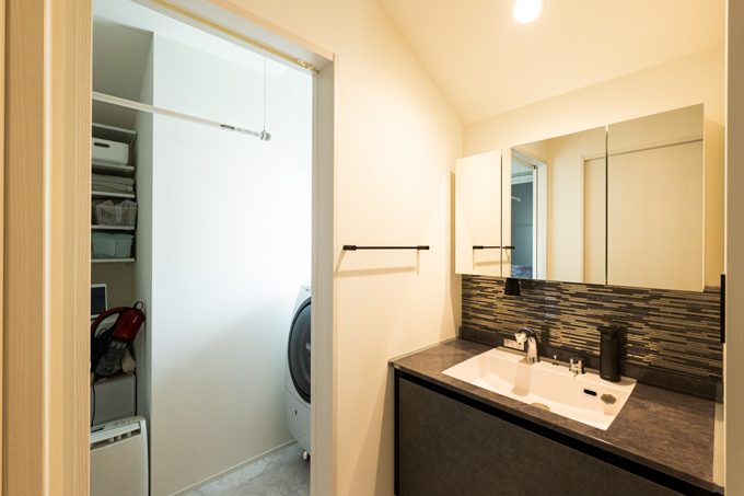 Kさん宅のランドリールームと洗面コーナー/注文住宅実例