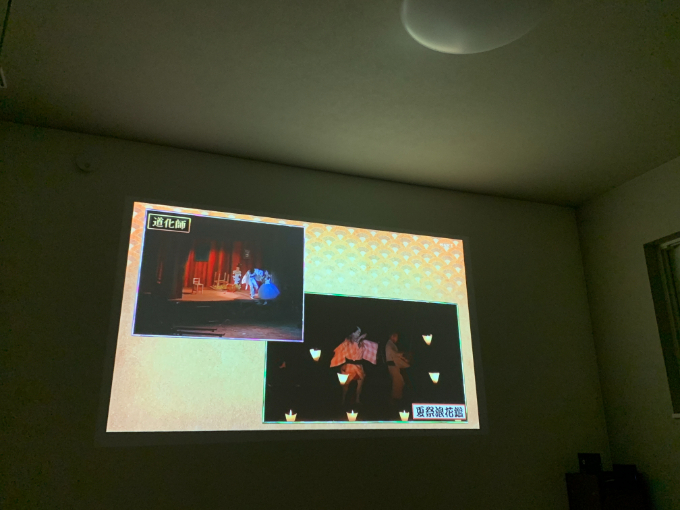 プロジェクター用の壁紙を採用したリビングと寝室/注文住宅実例
