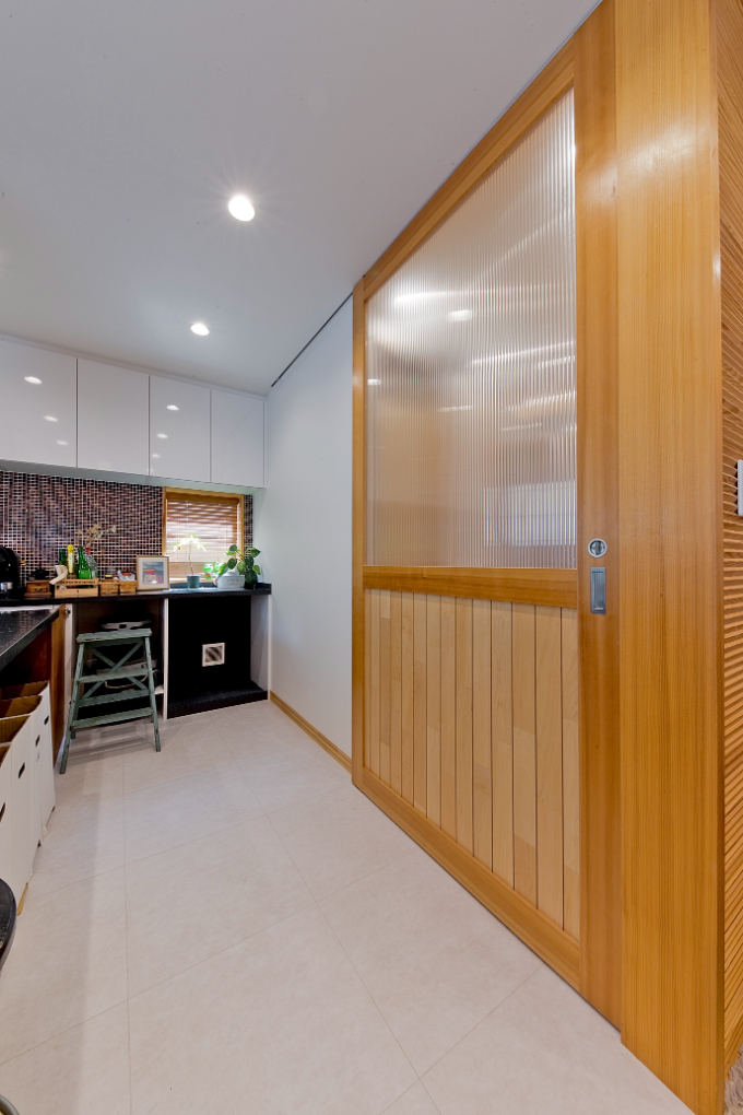 犬のいる家の内装