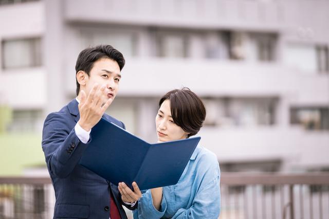 営業マンとカスタマーのイメージ