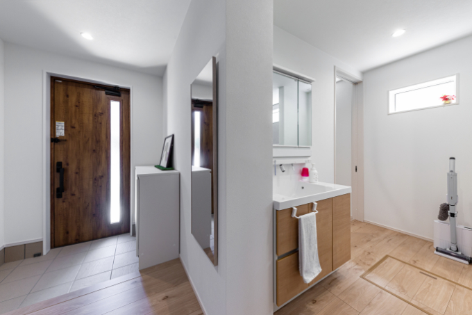 玄関から洗面室、ランドリールーム