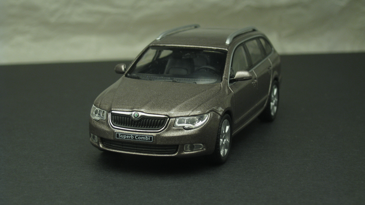 Abrex 1/43 Skoda Superb Combi (2009) - ミニカー依存の記録