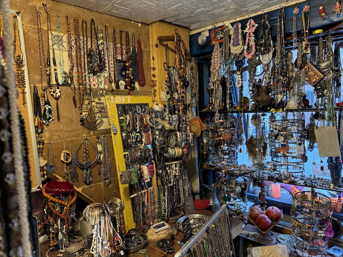 イスタンブール・ガラタ塔周辺で宝探し｜アンティークアクセサリー店