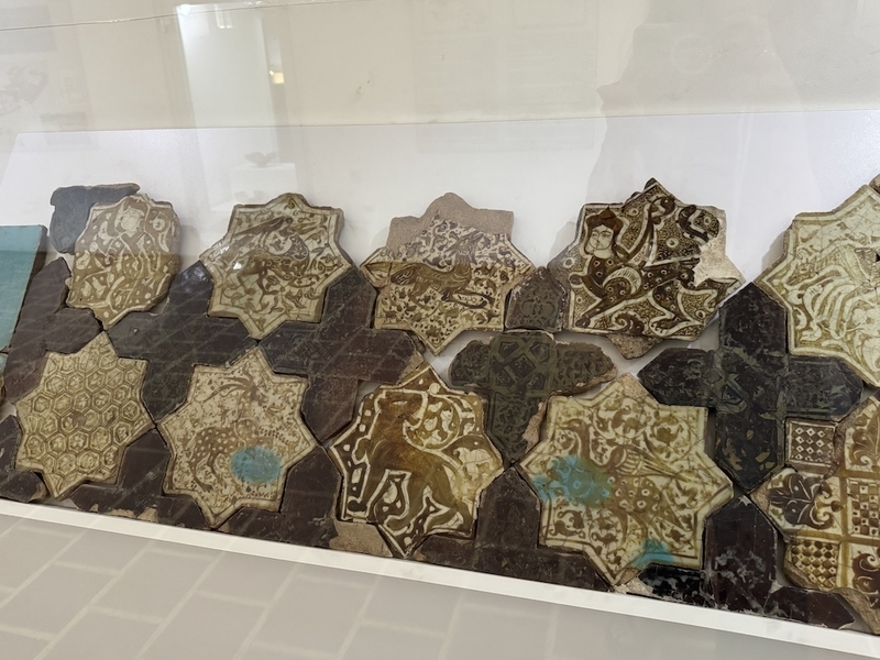 カラタイ神学校（タイル博物館）に展示されたセルジューク朝のタイル