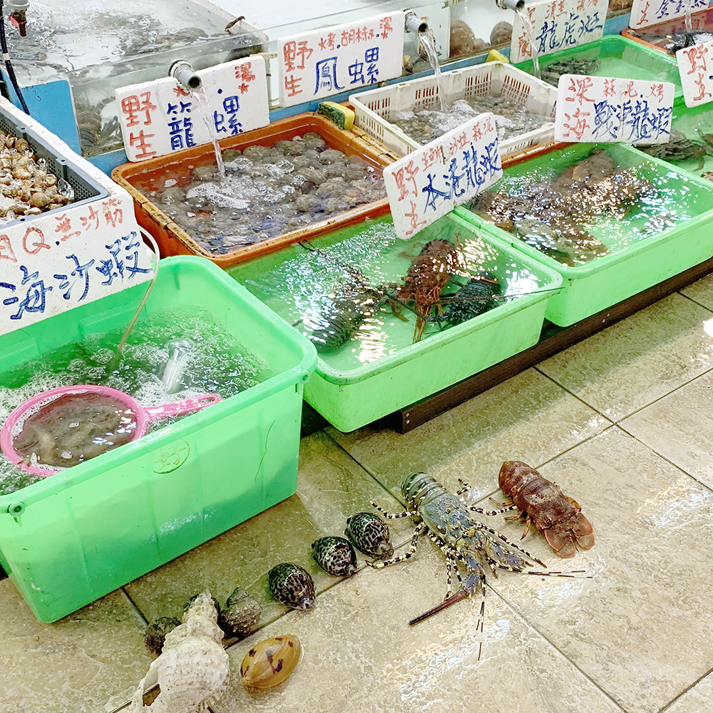 宜蘭の近く烏石港。市場でなぜか床に並べられている魚介類。