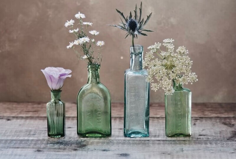複数の一輪挿し花瓶に花が飾ってある画像