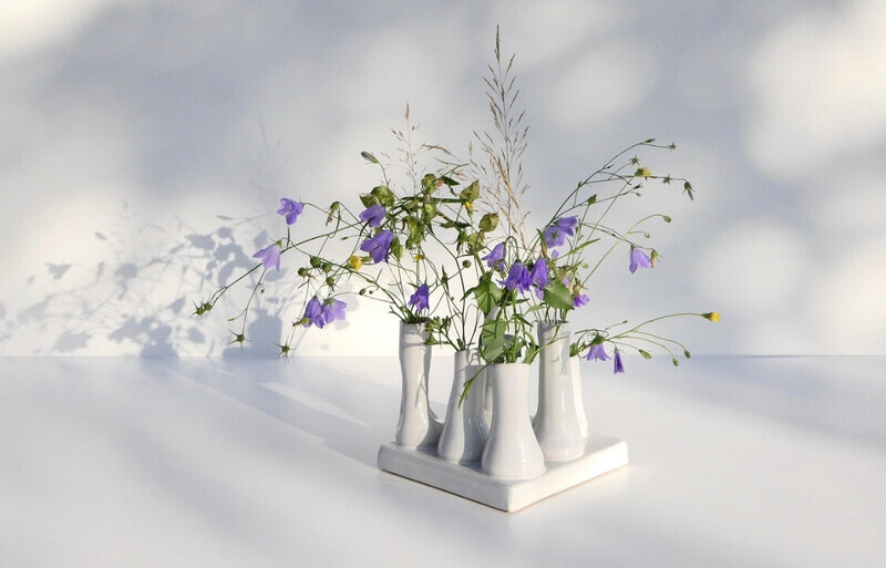花瓶に花が飾ってある画像