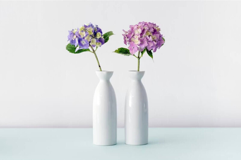 紫陽花が一輪挿しに飾られている画像
