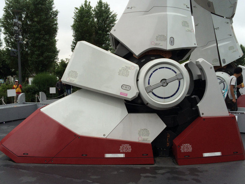 ガンダム左足!デカイ! ガンダム左足!デカイ!