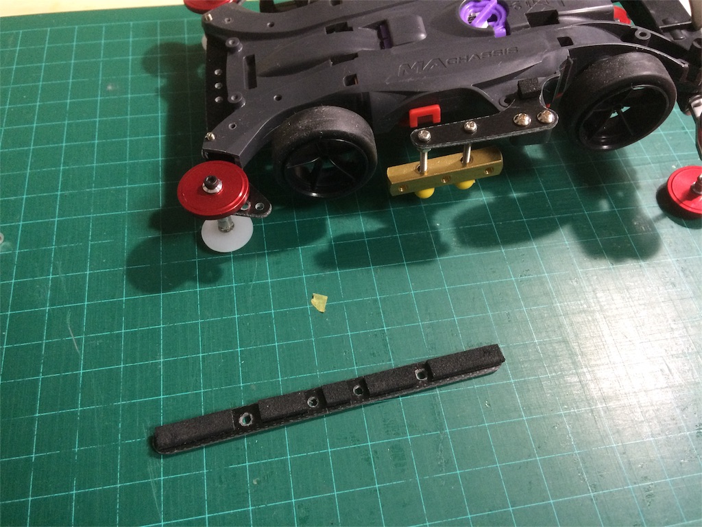 シャーシ底面のブレーキを取り外し、中央の穴を利用するため、スポンジで隠れたところをカット シャーシ底面のブレーキを取り外し、中央の穴を利用するため、スポンジで隠れたところをカット