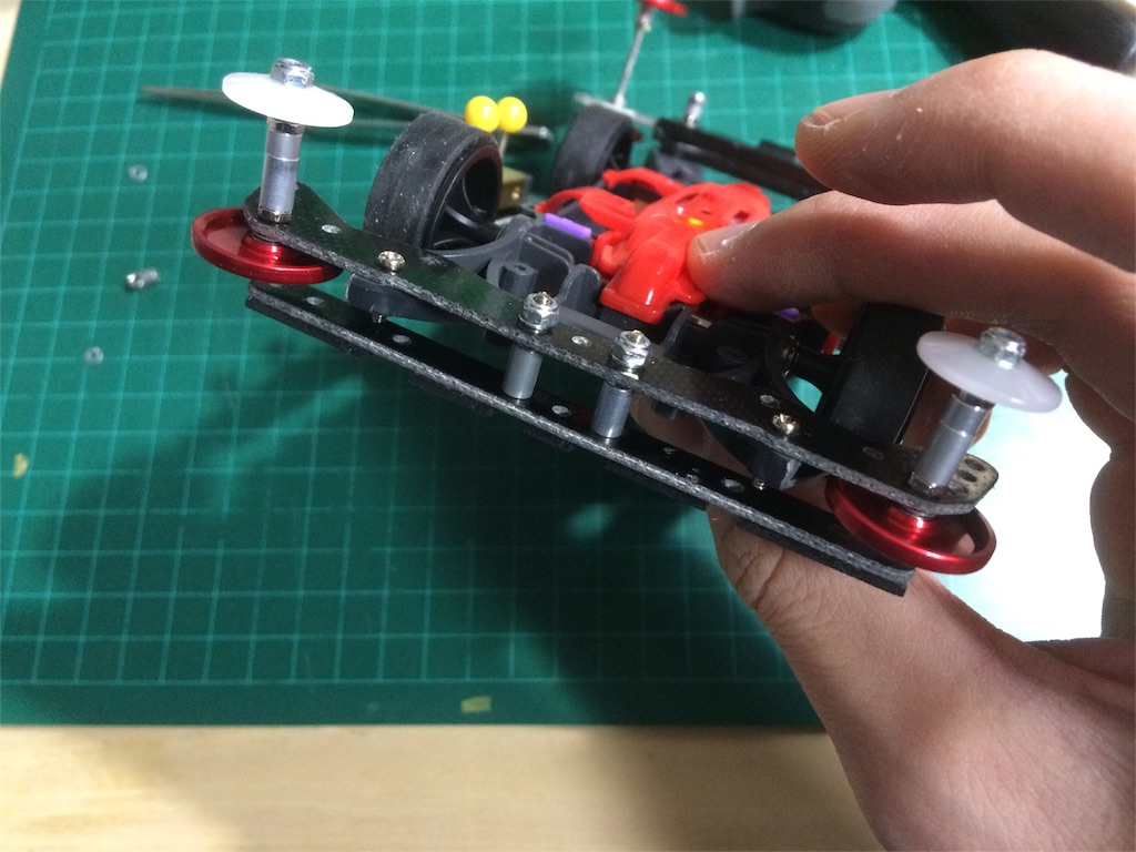 下からビスを通して、ロックナットで固定 下からビスを通して、ロックナットで固定