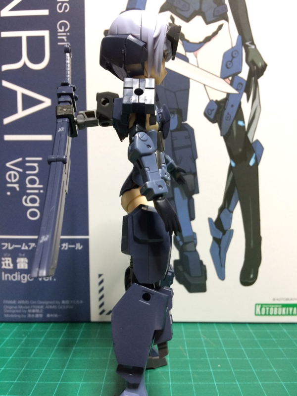フレームアームズガール迅雷indigo版素組みサイドから　合わせ目が目立つ