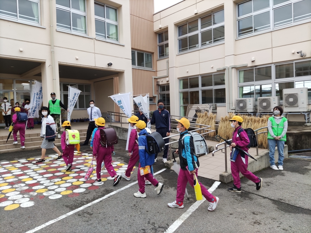 校区小学校で小中合同さわやか挨拶運動を行っています 射水市立新湊南部中学校