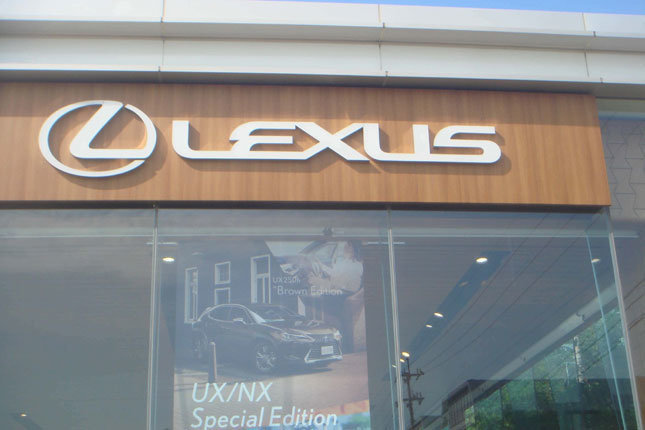 LEXUS