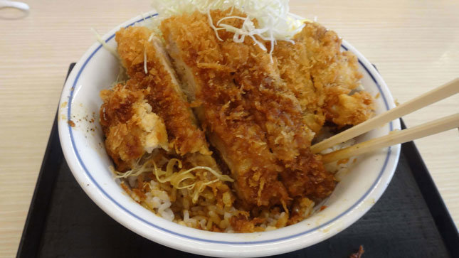 黒胡椒から揚げとチキンカツの合い盛り丼
