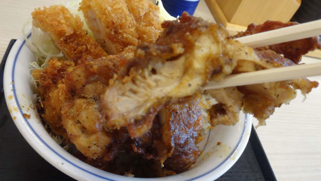 黒胡椒から揚げとチキンカツの合い盛り丼