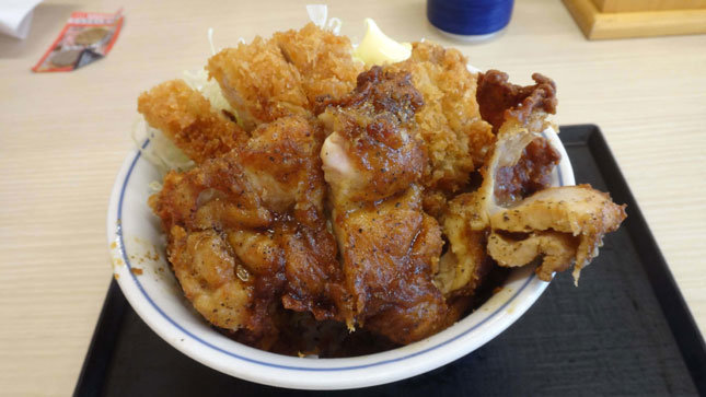 黒胡椒から揚げとチキンカツの合い盛り丼