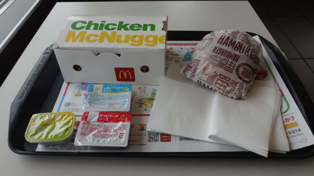 ハンバーガーとチキンナゲット
