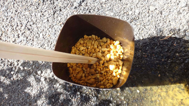 割り箸で穴を開ける