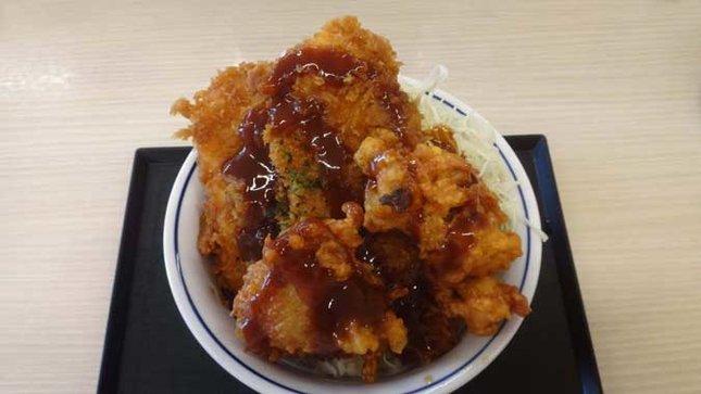 かつや　タレカツとから揚げの合い盛り丼