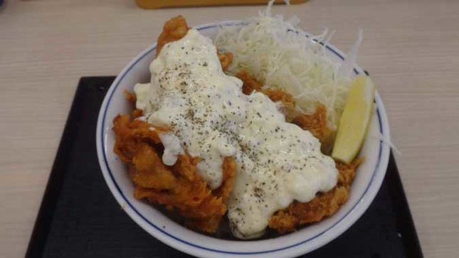 チキンカツとから揚げのタルタル合い盛り丼
