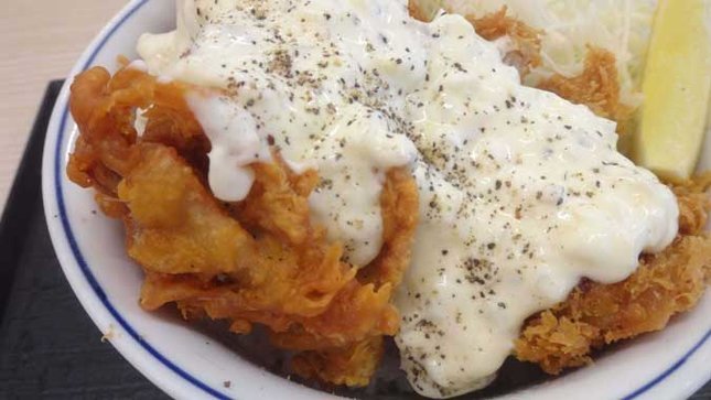 チキンカツとから揚げのタルタル合い盛り丼