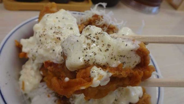 チキンカツとから揚げのタルタル合い盛り丼