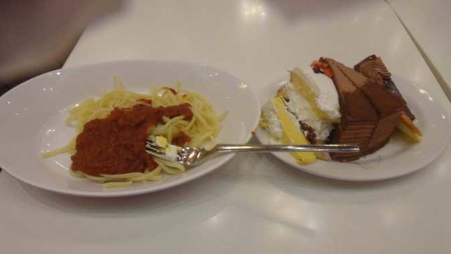 スイーツパラダイス ミートソースパスタ＆ケーキ