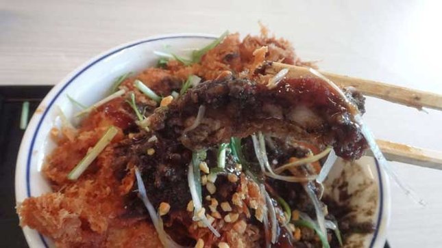 黒胡麻担々チキンカツ丼
