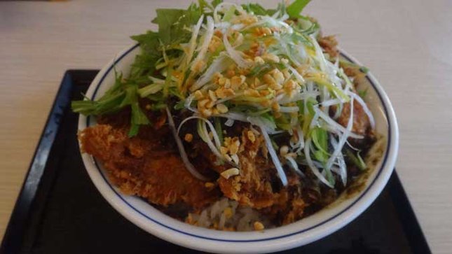 黒胡麻担々チキンカツ丼