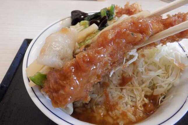 タレカツとうま煮の合い盛り丼 のタレカツ