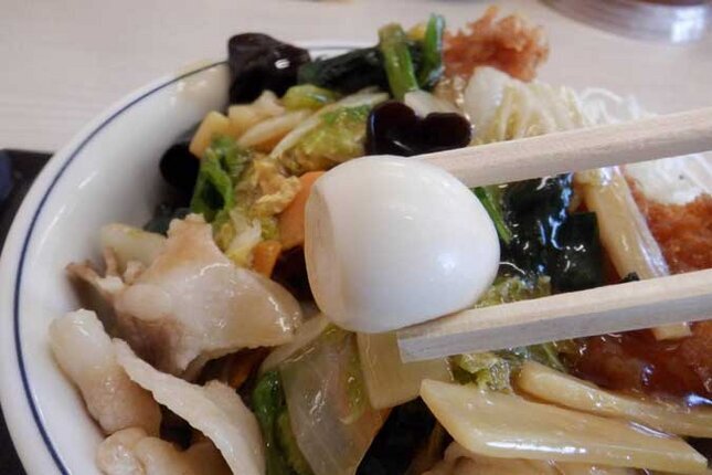 タレカツとうま煮の合い盛り丼のうずらの卵