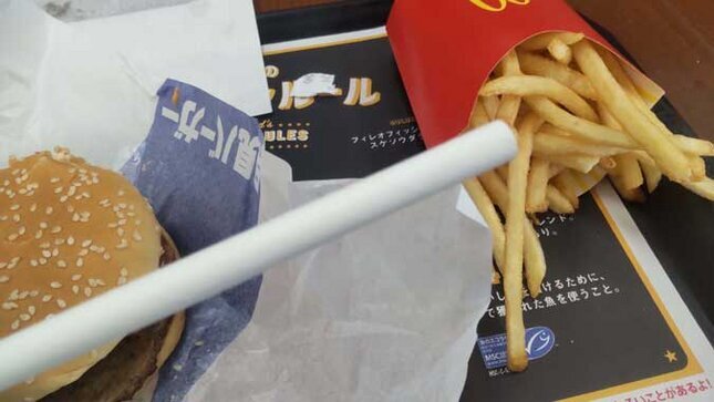 マクドナルドの期間限定メニュー 月見バーガーセット 紙ストロー