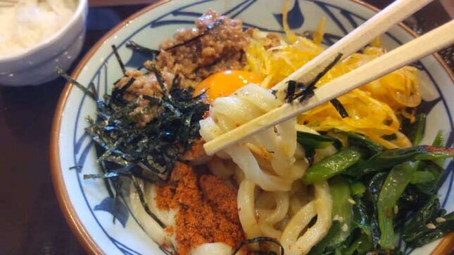 丸亀製麺の期間限定メニュー うま辛 まぜ釜玉うどん