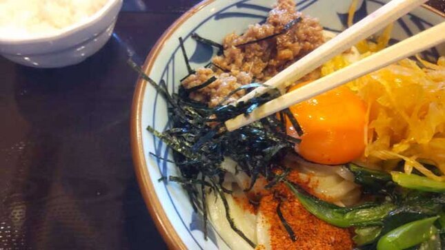 丸亀製麺の期間限定メニュー うま辛 まぜ釜玉うどん