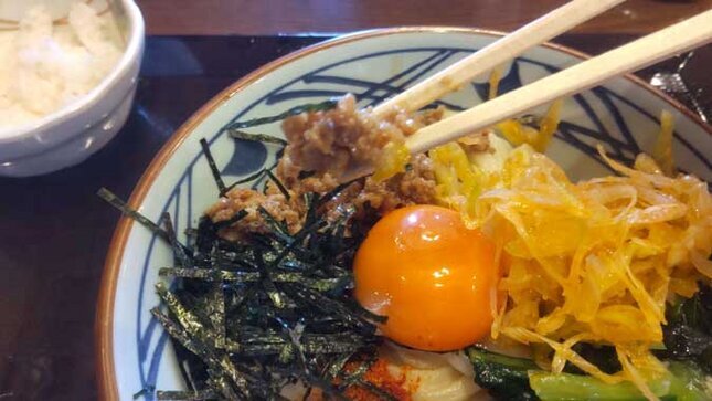 丸亀製麺の期間限定メニュー うま辛 まぜ釜玉うどん