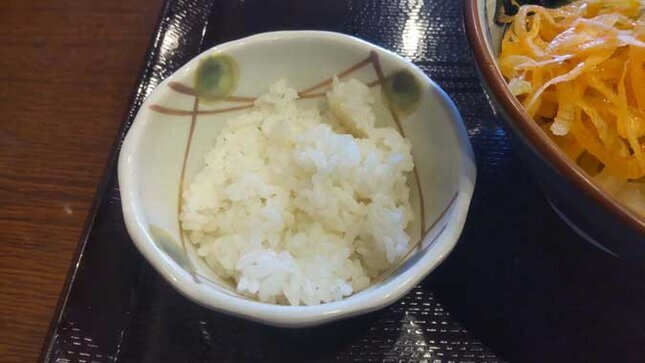 丸亀製麺の期間限定メニュー うま辛 まぜ釜玉うどん ごはん