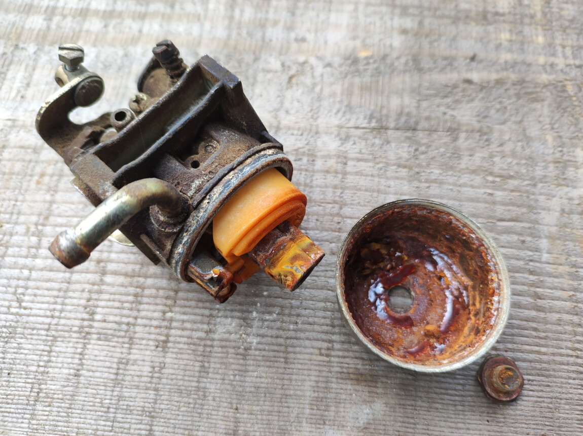 数年放置の発電機修理 新ダイワ EG2100-SB その1 - Shioika Blog