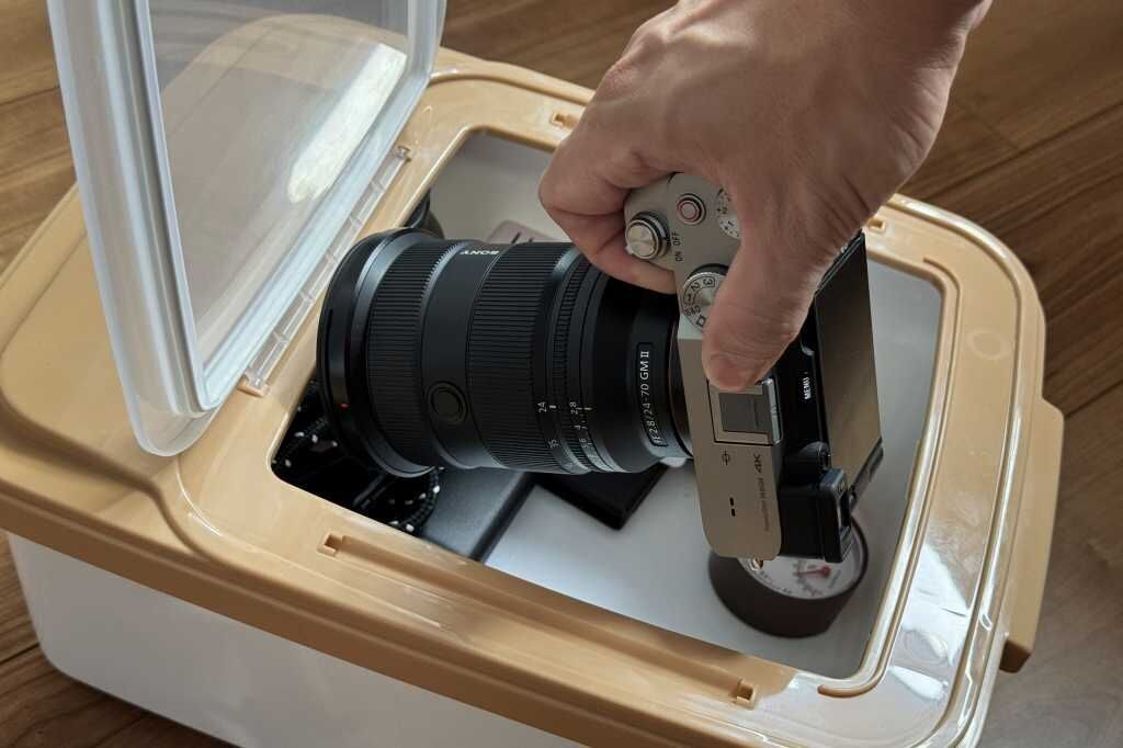 2025年版】カメラ買ったら揃えたいおすすめグッズ！「必須」から「ある