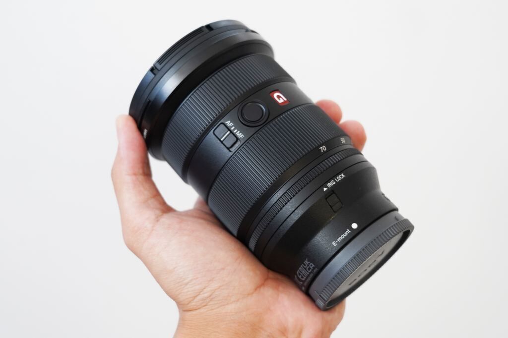 2025年版】カメラ買ったら揃えたいおすすめグッズ！「必須」から「ある