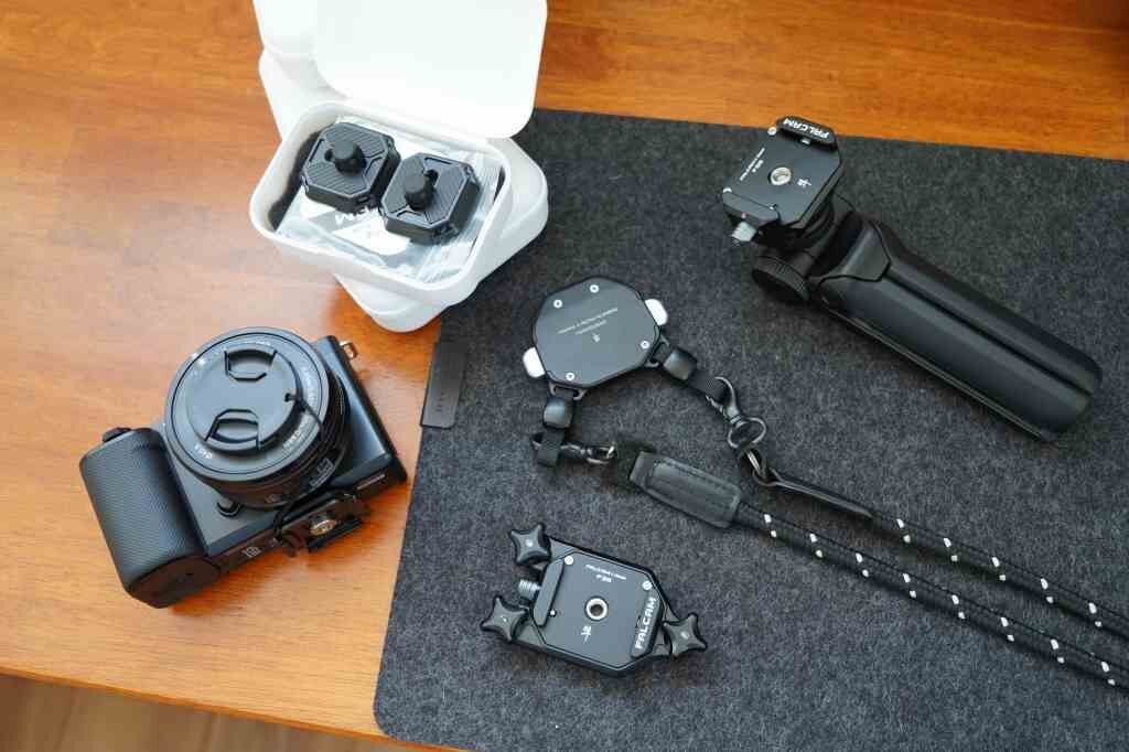 2025年版】カメラ買ったら揃えたいおすすめグッズ！「必須」から「ある