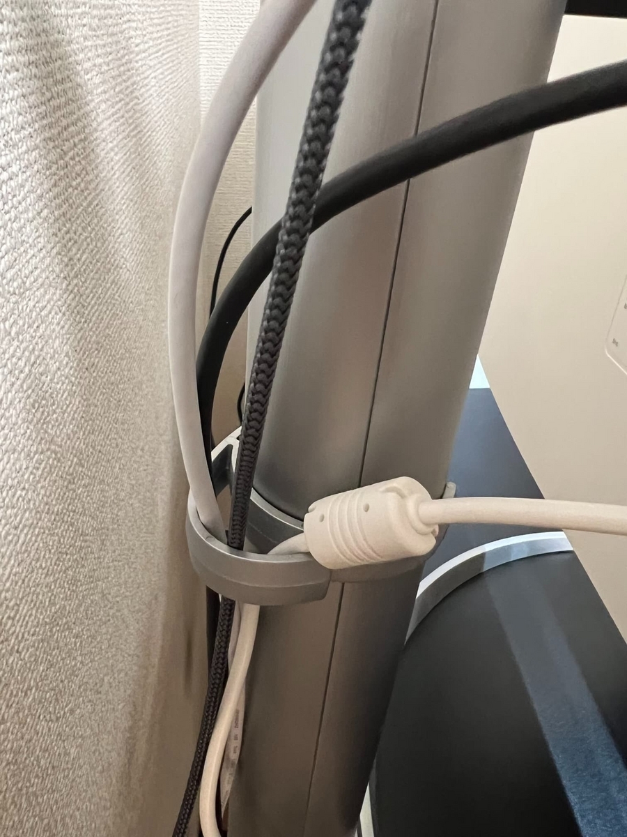 27BP85UN-Wの配線をまとめるアタッチメント